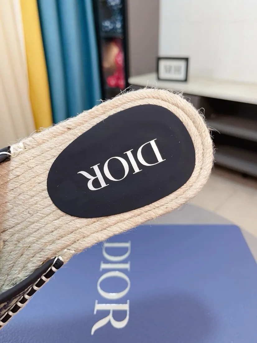 Men's men's shoes💰320🌸🌸High-end version. DIOR💁Men's slippers, high-end and upscale [strong][strong], compare quality at counters. The upper is hand-drawn, a combination of native hemp and raw rubber sole [strong][strong], breathable and non-slip outsole [rose][rose], breathable and comfortable lambskin lining, density 100% comfortable [gift][gift], original wear-resistant code number 38-44. Can be customized 45-46-47